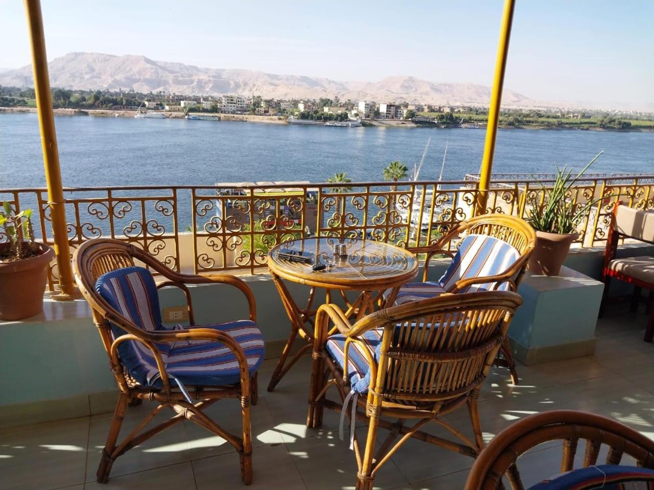 Merry Land Hotel & Roof Top Nile Restaurant Luxor Kültér fotó