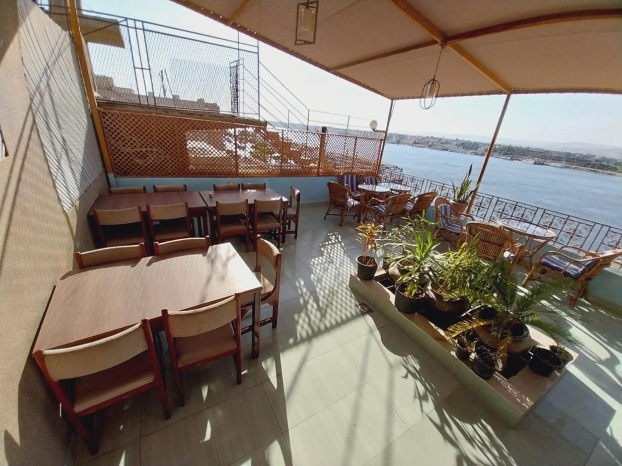 Merry Land Hotel & Roof Top Nile Restaurant Luxor Kültér fotó