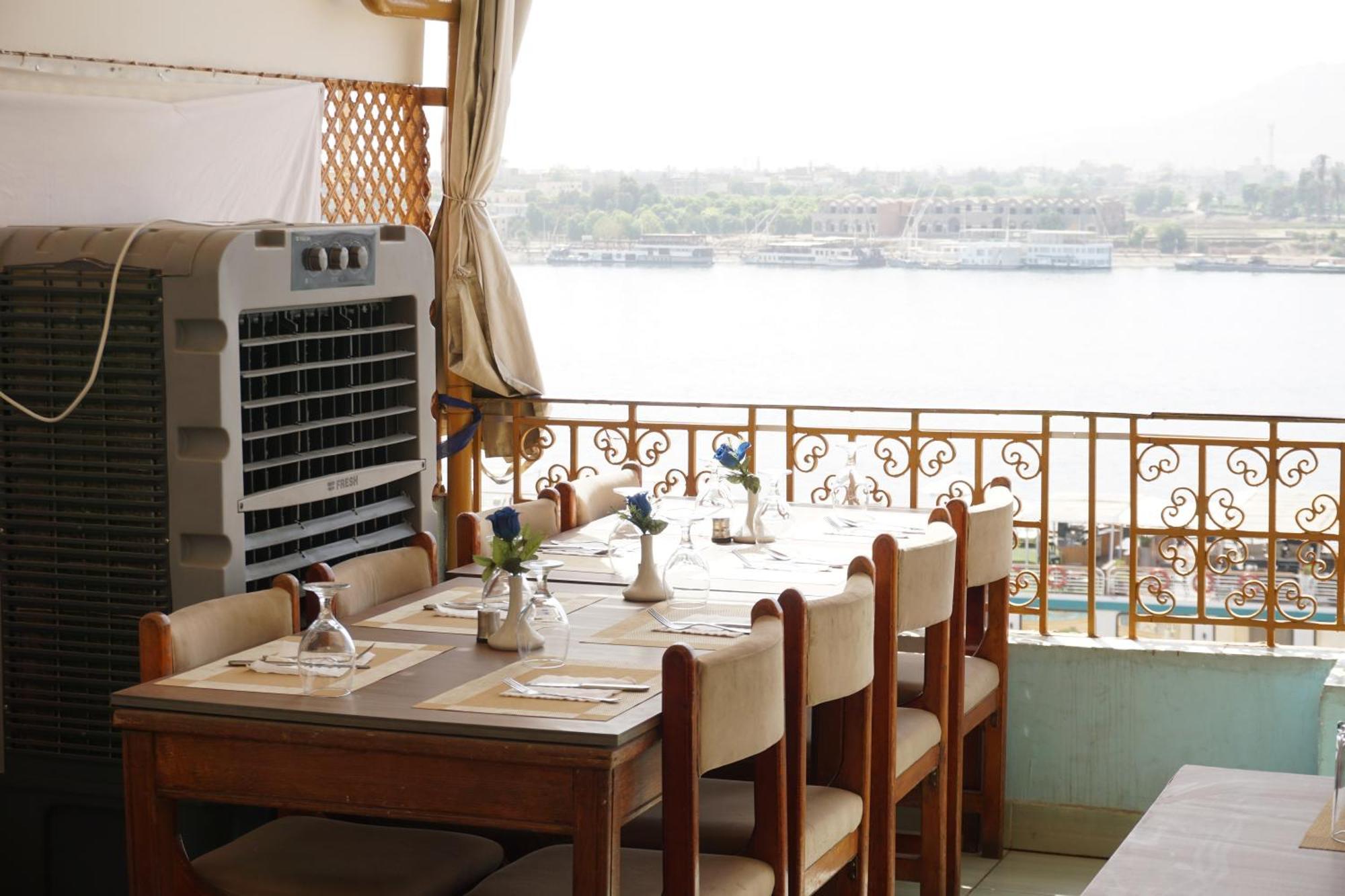Merry Land Hotel & Roof Top Nile Restaurant Luxor Kültér fotó